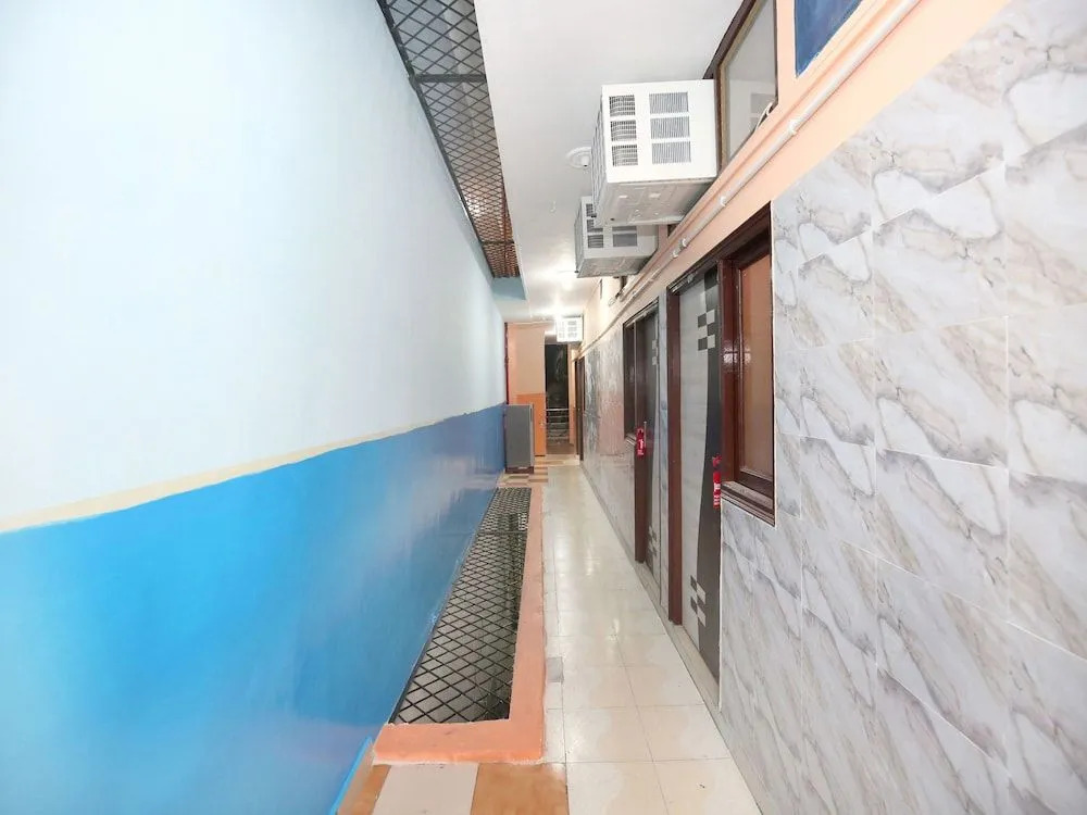 OYO 12155 Hotel Awdesh Inn