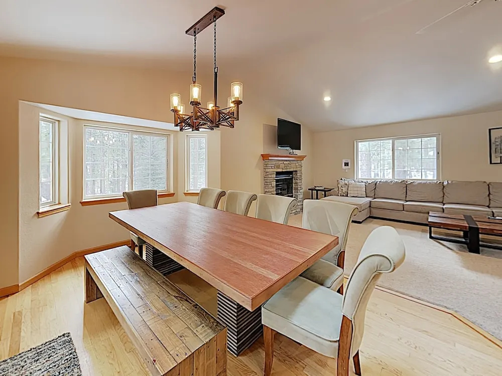 Peaceful W/ Private Hot Tub 5 Bedroom Home