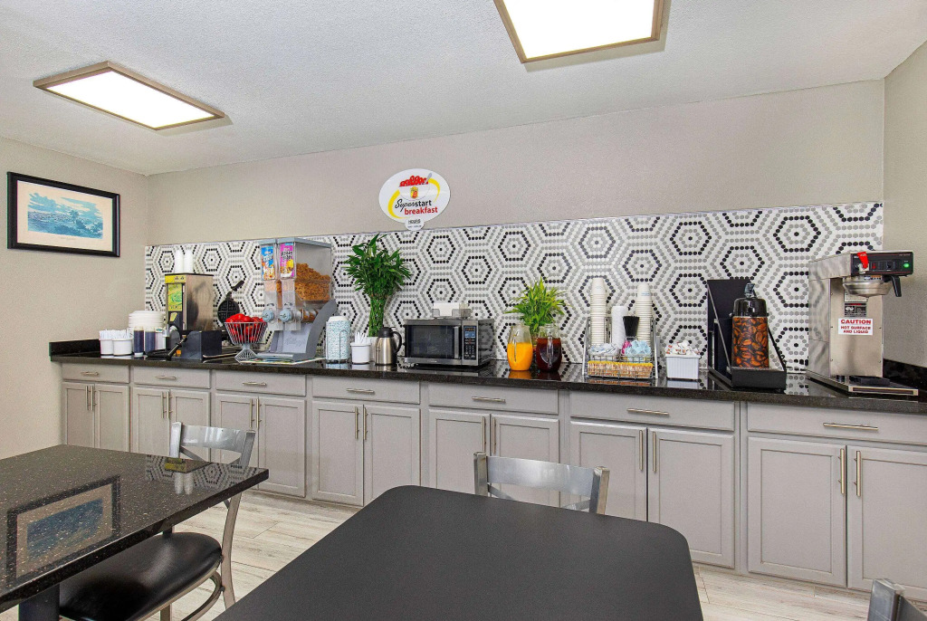 Super 8 by Wyndham Nashville West