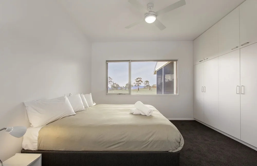 Manna Tree Farm -modern home with majestic views in stunning countrysi