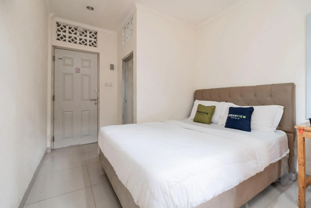 RedDoorz Plus near UPN Veteran Jakarta