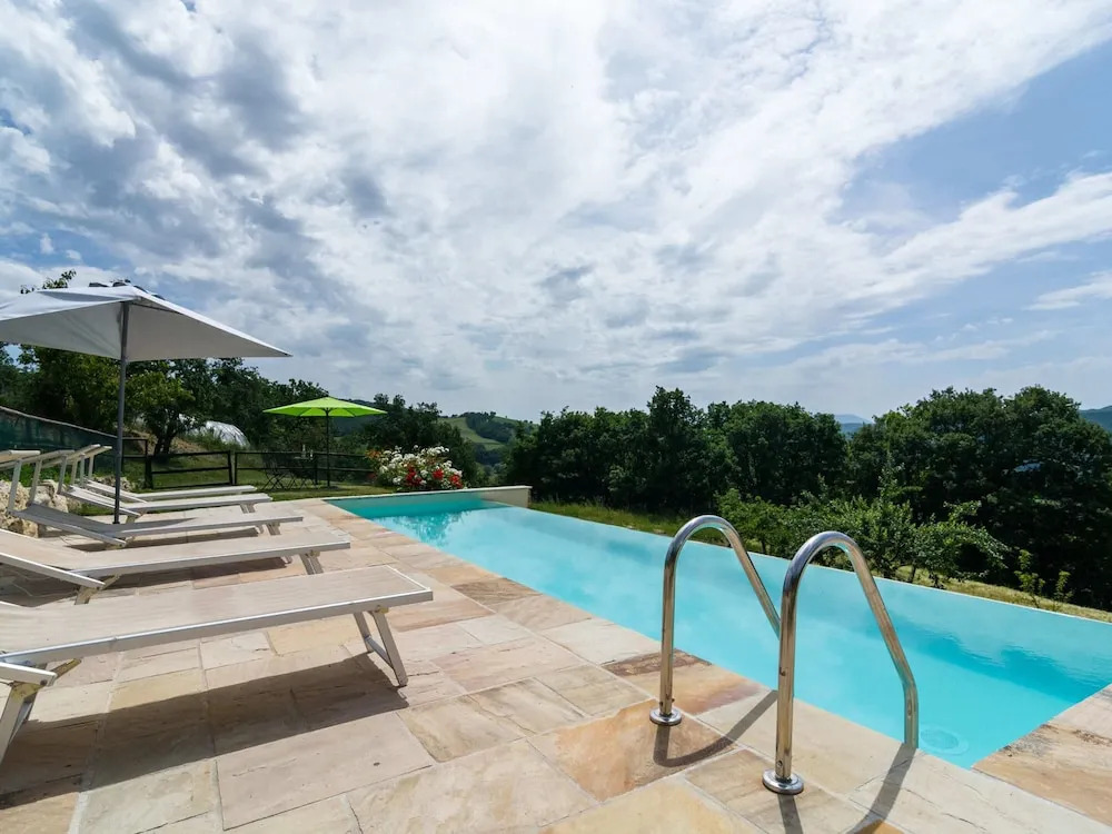 Pretty Farmhouse With Pool