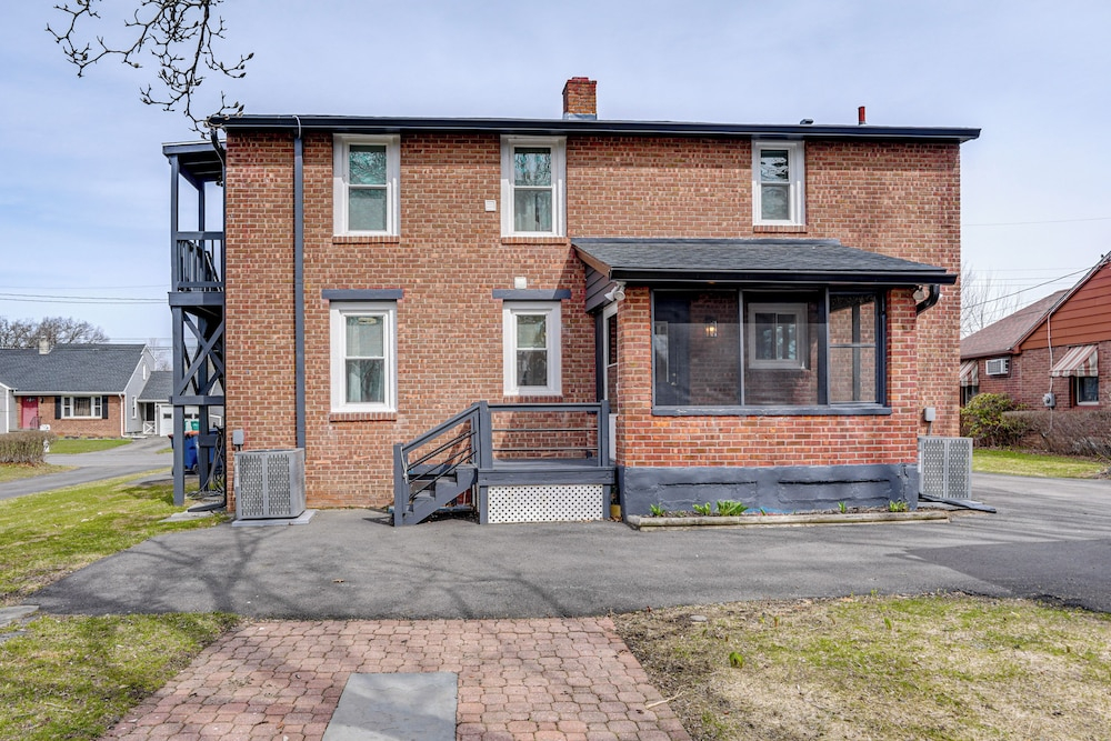 4 Mi to Waterfront: 2-unit Combo in Kingston!