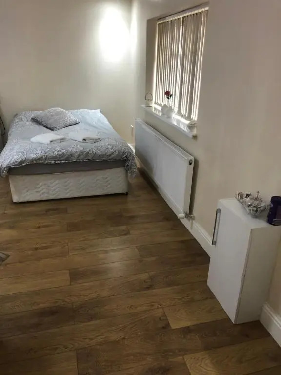BIG ROOM rusholme WITH TV AND PRIVATE BATHROOM-parking&wifi