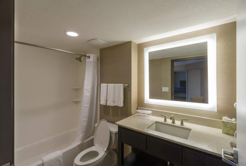 Holiday Inn Express & Suites San Antonio Medical - Six Flags by IHG