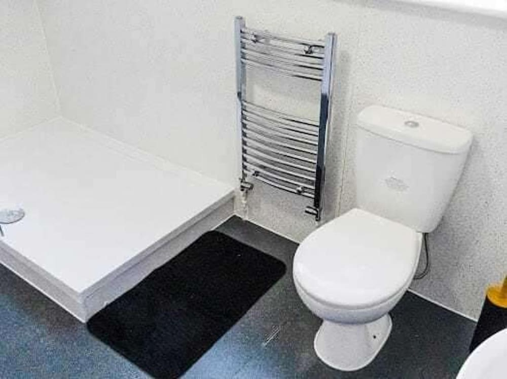 Serviced Accom Sleeps 8 - Near London, Parking