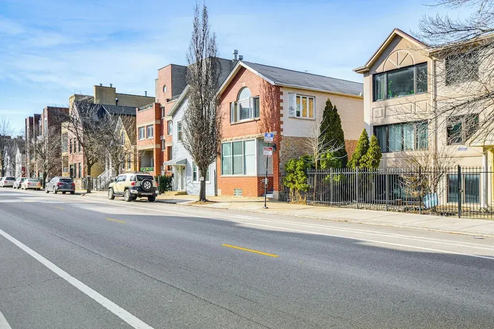 Walk to Blue Line: Sleek Apartment in Bucktown!