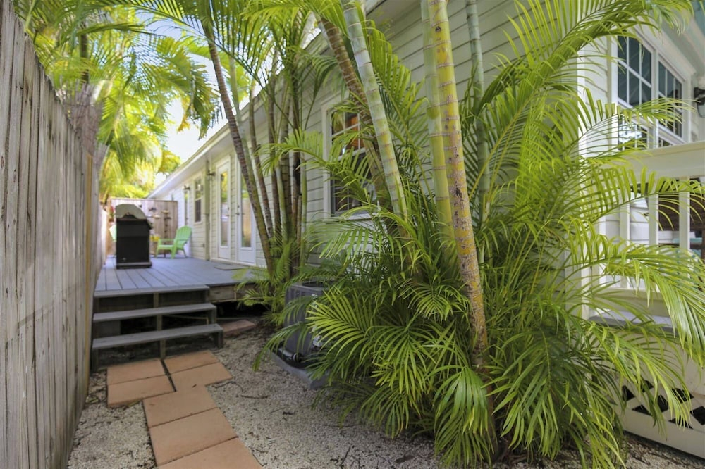 Paradise Palms by Avantstay Great Location w/ Outdoor Dining, BBQ Close to Higgs Beach Month Long Stays