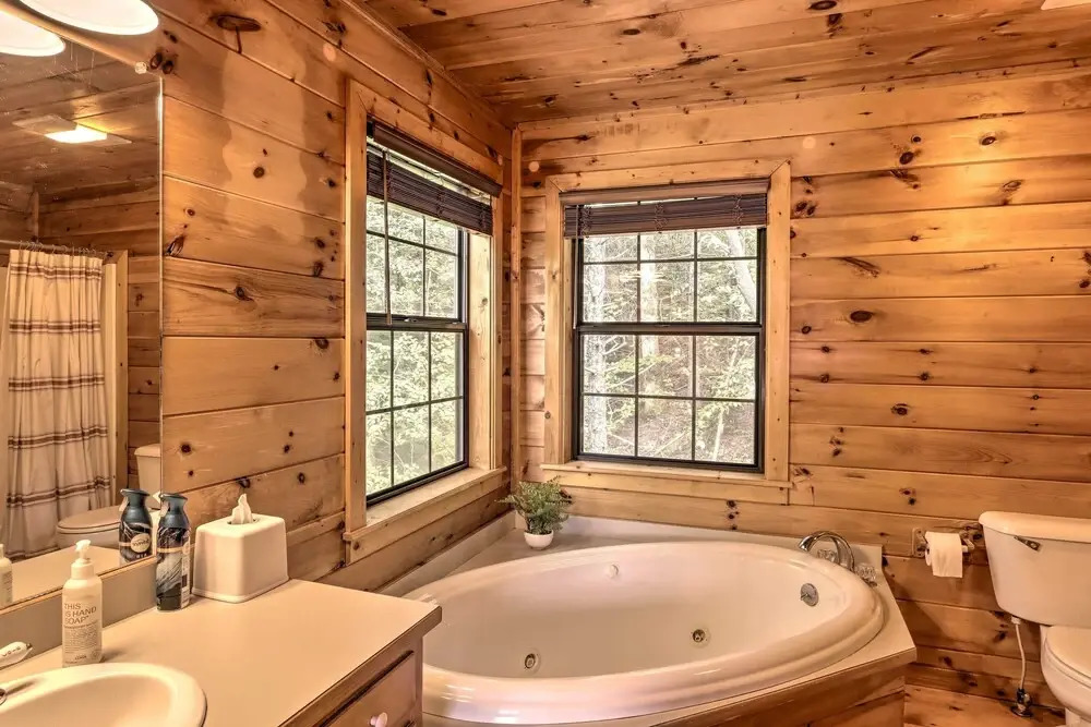 Cozy Cherry Log Cabin ~ 10 Mi to Mercier Orchards