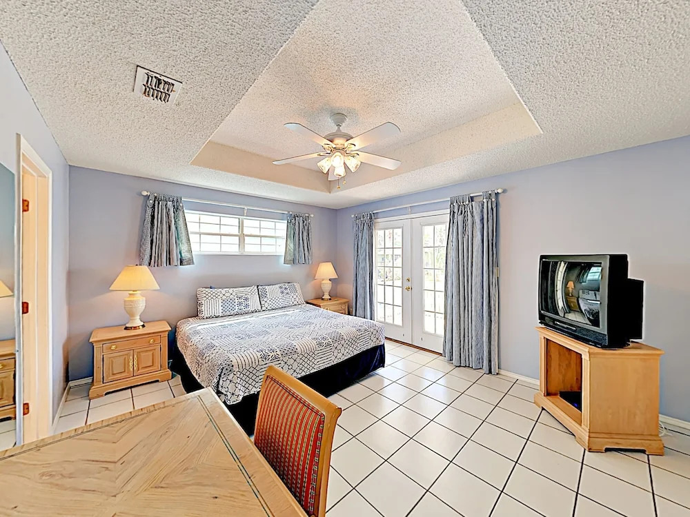 New Listing! Island W/ Pool, Walk To Beach 3 Bedroom Condo