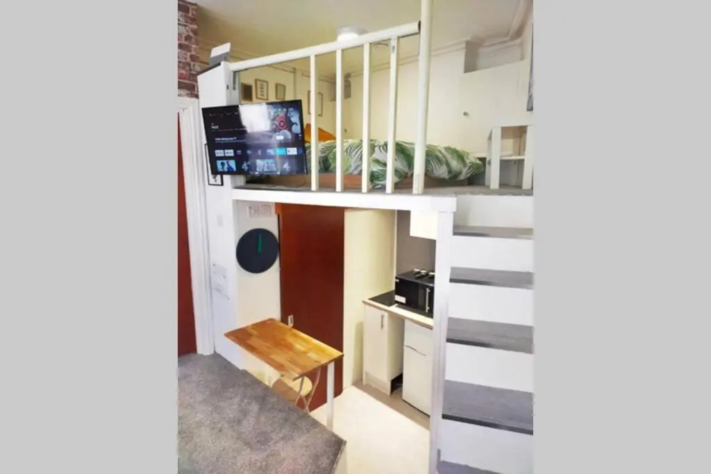 Cute & Cosy Loft-Style Studio close to Beach