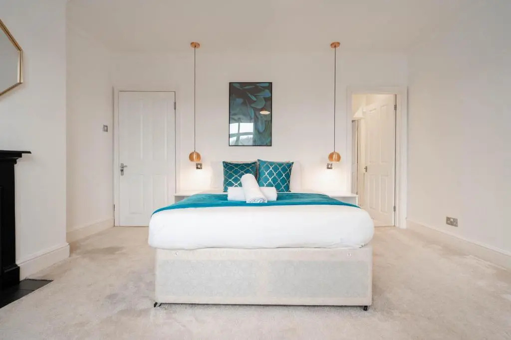 Luxury Harborne Townhouse l 4 Bedrooms l Parking l Patio