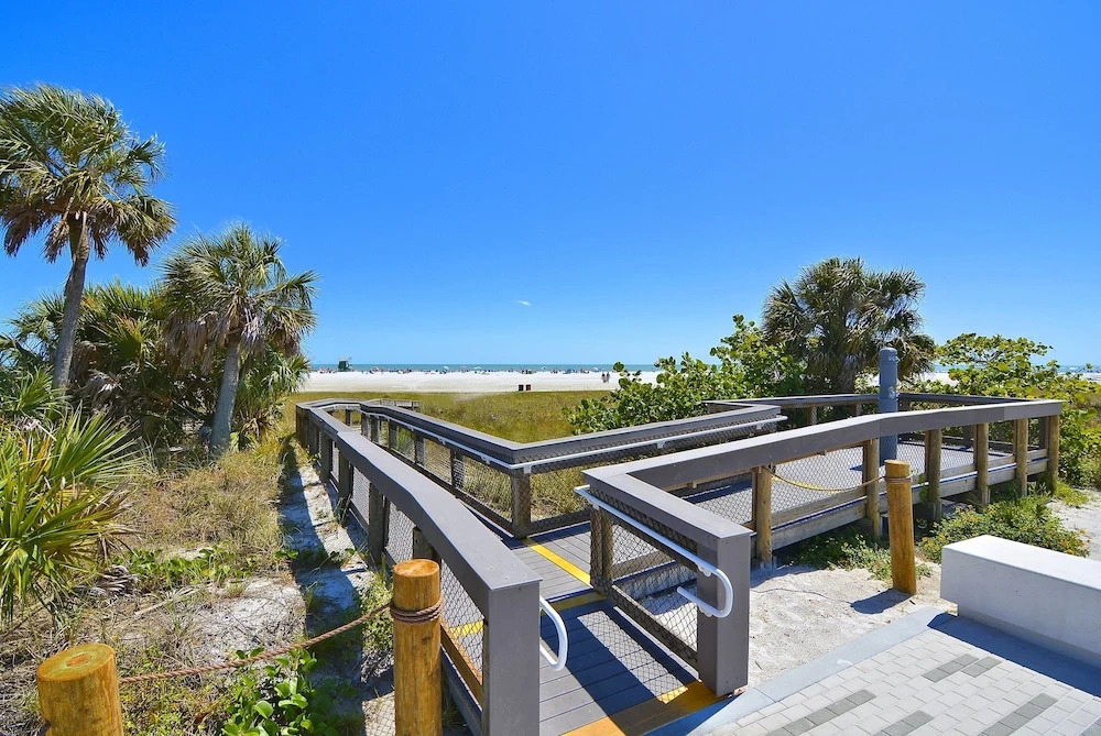 New Listing! Island Escape Steps To Stunning Beach 1 Bedroom Apts
