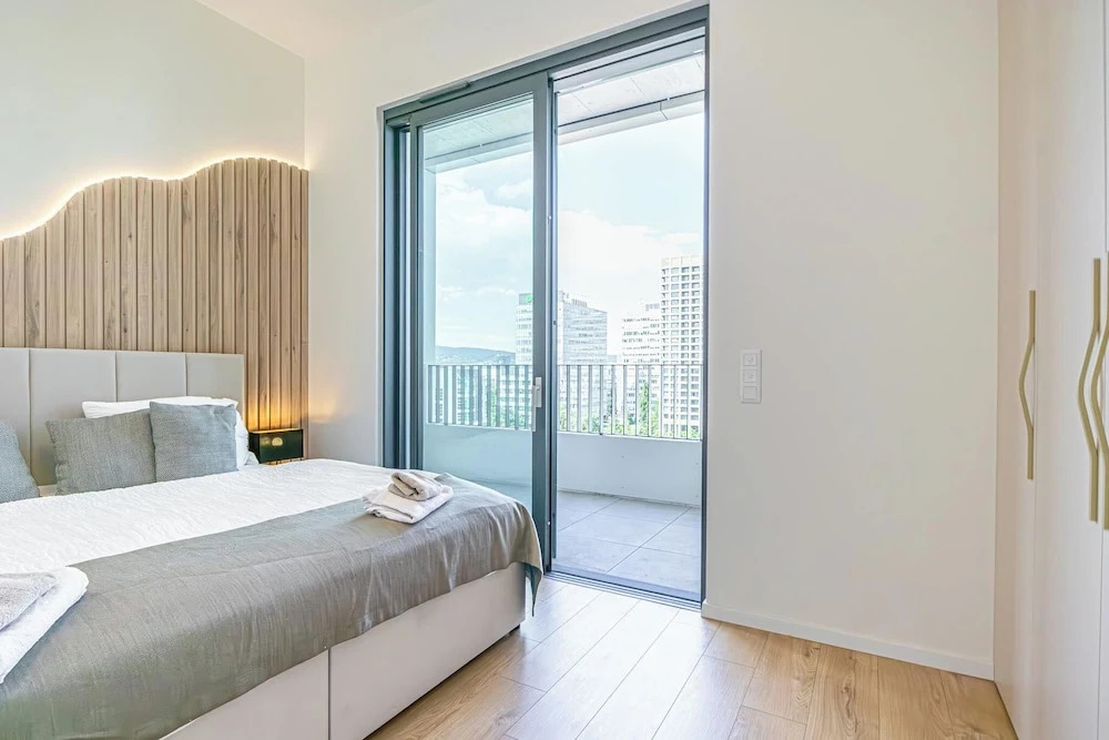 Premium 2BR & 1LR Apt with Skyline View