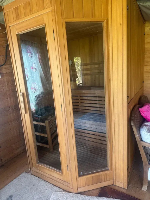 Sleeps10/18-parking-garden-pool-hottub-balcony