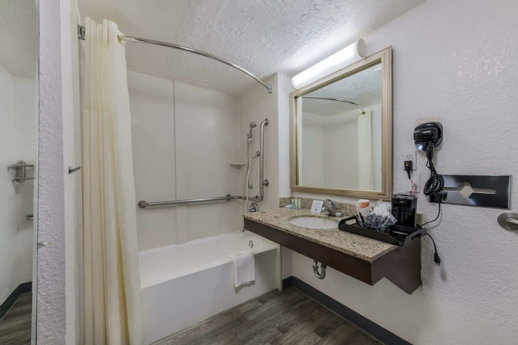 Quality Inn & Suites Airport