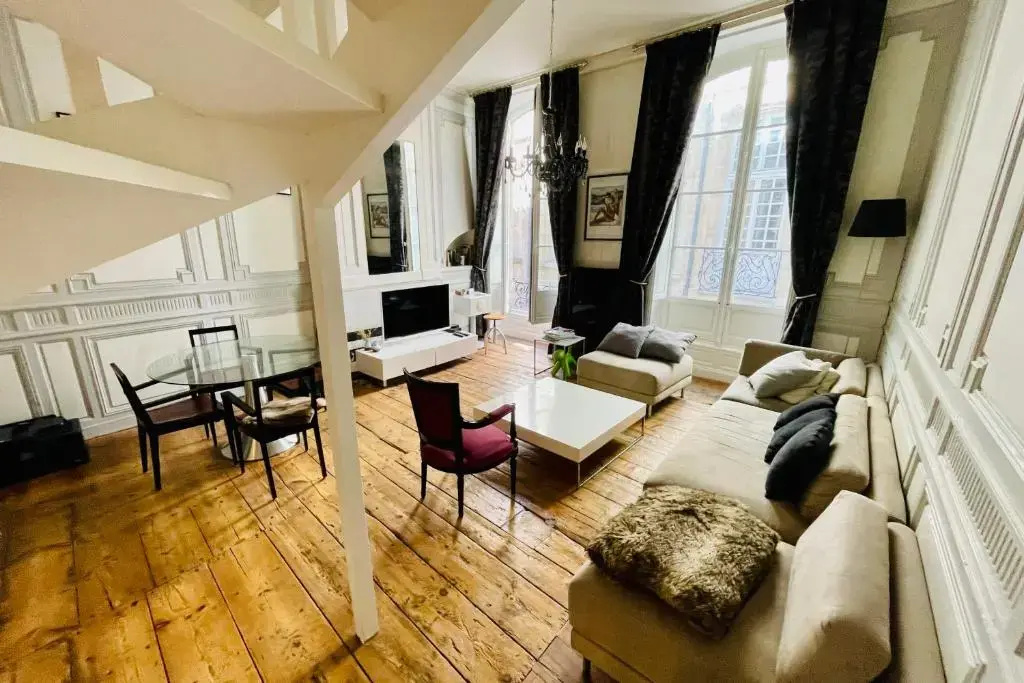 T4 apartment in the heart of old Bordeaux close to all amenities