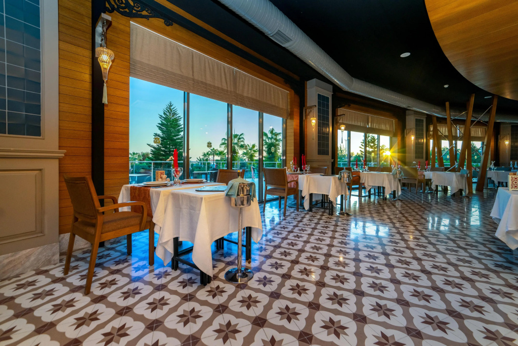 Commodore Elite Suites & Spa