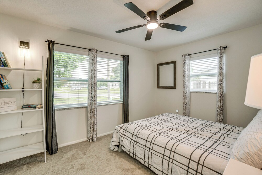 Port Charlotte Home w/ Sunroom, Grill & Fire Pit!