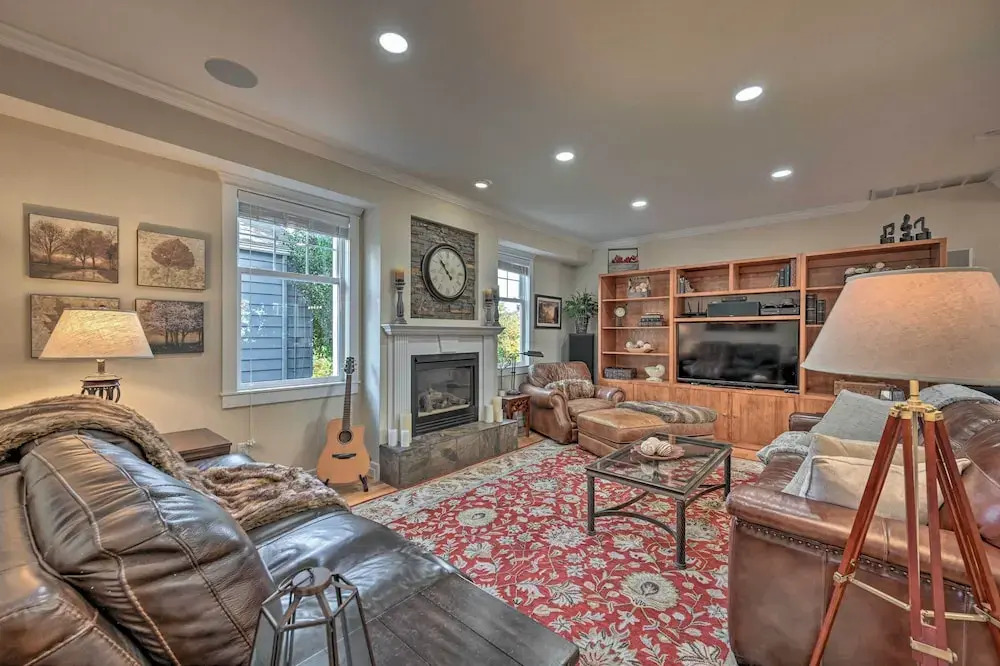 Sunny Seattle Home w/ Deck ~ 6 Mi to Downtown