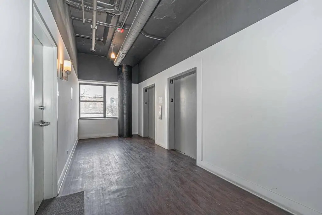 McCormick Place luxury corner apartment with optional parking for 6 guests