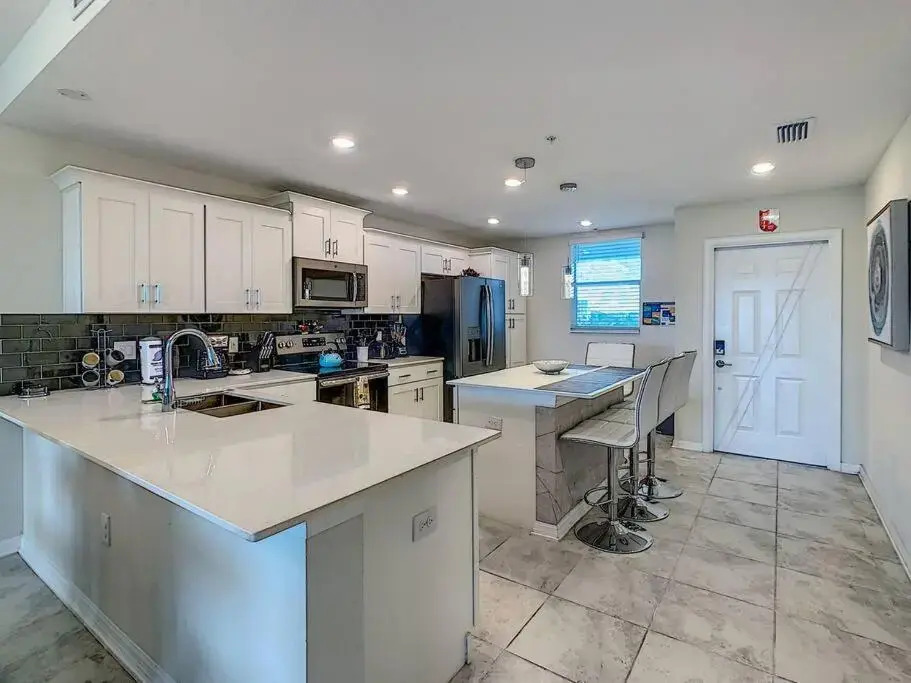 Last minute deal! Brand New 2bed apt near Disney