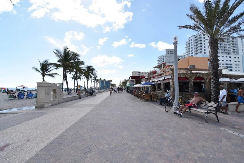 Trendy 1 BR W/parking Space & Walk to the Beach #8