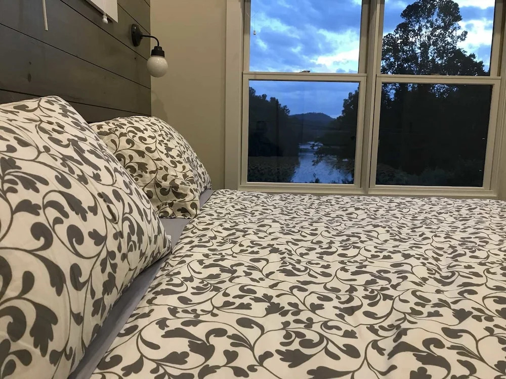 Time Flies on the River 1 Bedroom 1 Bathroom Cabin