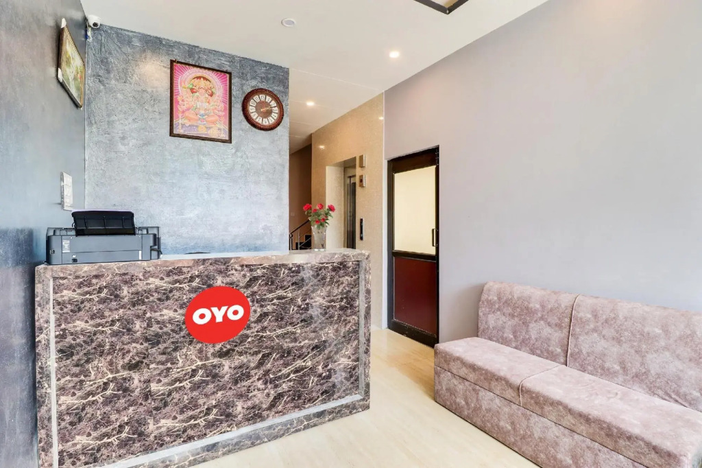 Super OYO 92578 HOTEL LA PLAZO