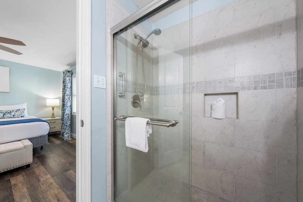 Lani Kai 230 Gulf Coast Condo. Walk to Beach + Pools + Balcony Views!