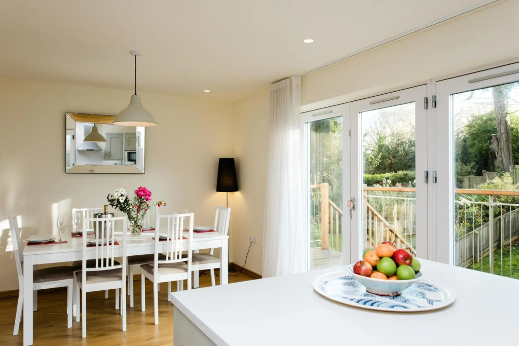 4 bed detached house - Freshwater