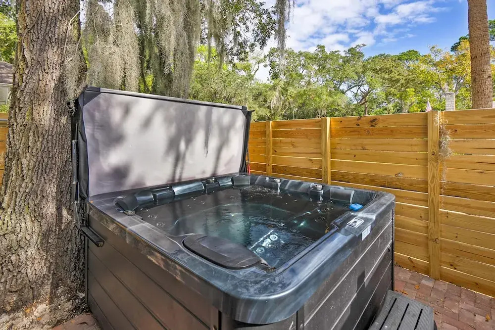 Newly Renovated Whimsical Cottage 2 Beds Hot Tub