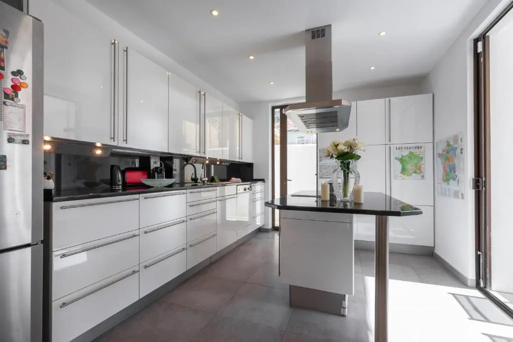 Stylish Art Deco villa near the sea 4 Bdrs Pool and garage