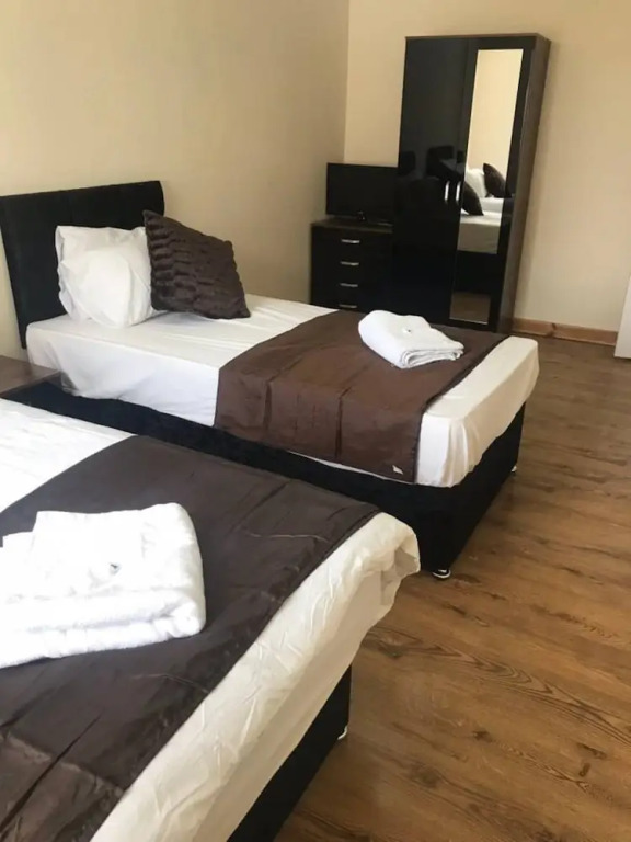 Contemporary 2 bed Apt 13