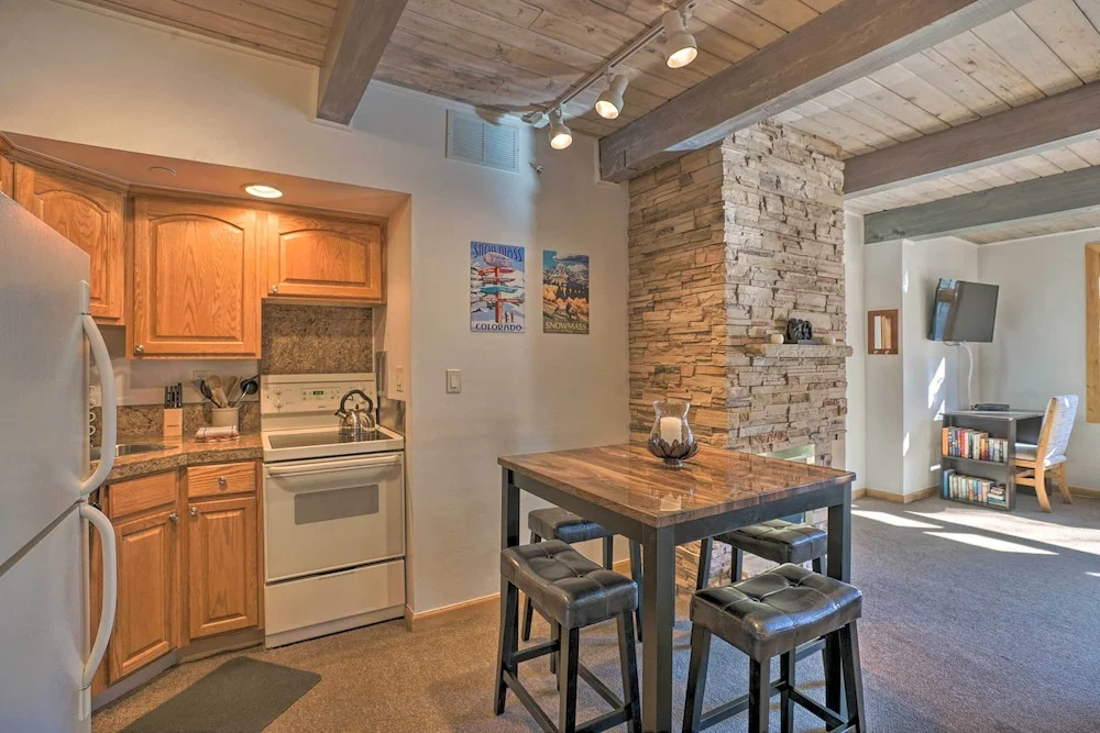 Ski Lovers Studio w/ Easy Pool + Hot Tub Access!
