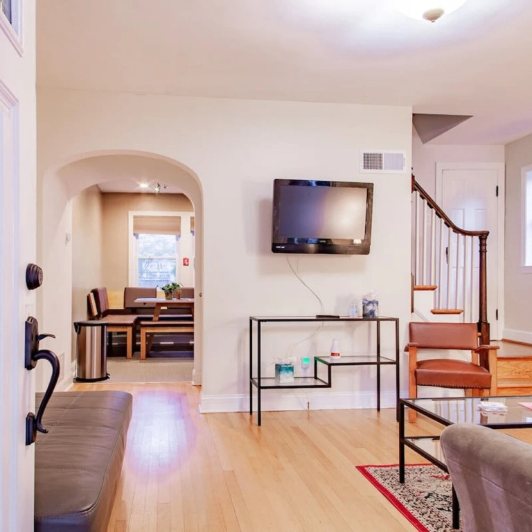 Pentagon City Homestay Parking Available