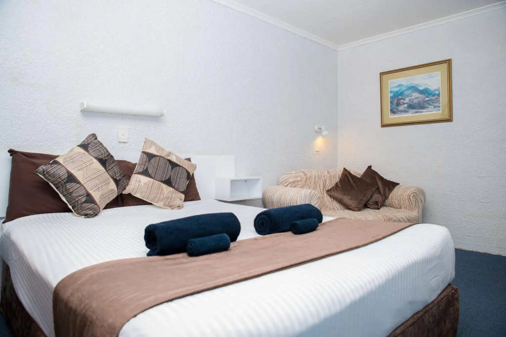 Abajaz Motor Inn - Pool and short walk to Town