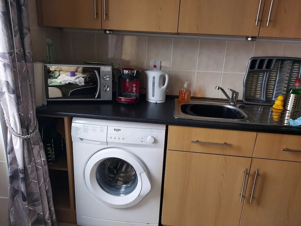 1st Floor Hillview 2 Bedroomed Central Location