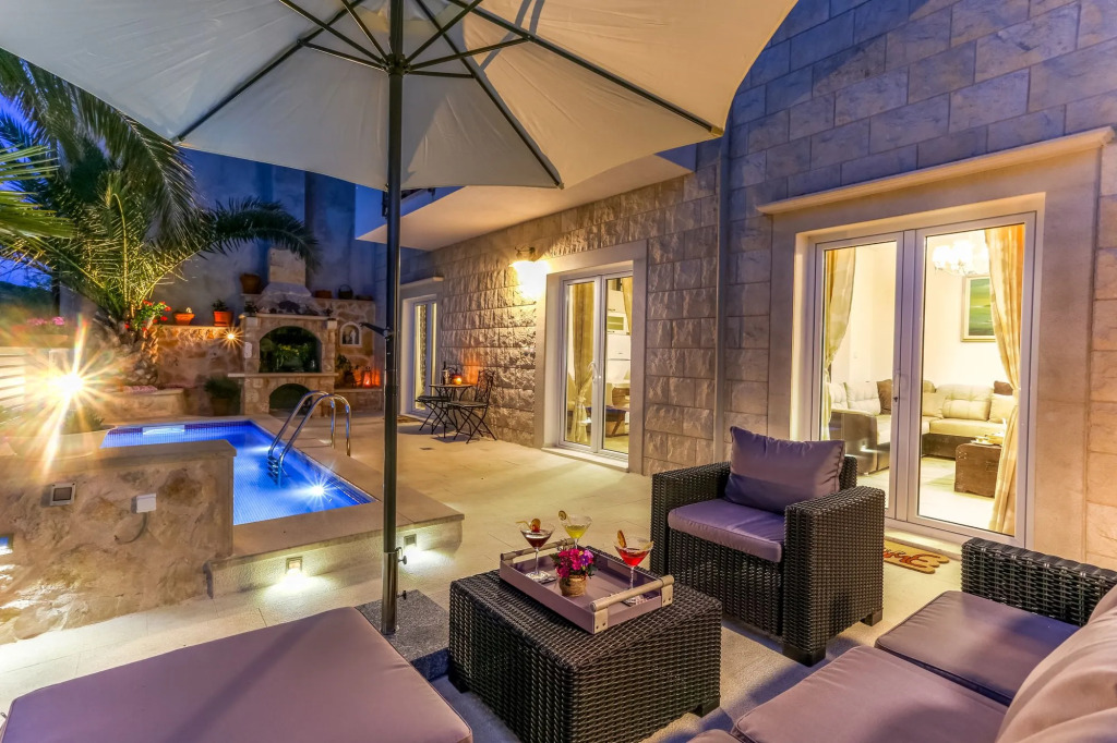 Villa Capitis in the Centre - Private Pool Villa & Balcony Apartment with Spectacular View-No Pool