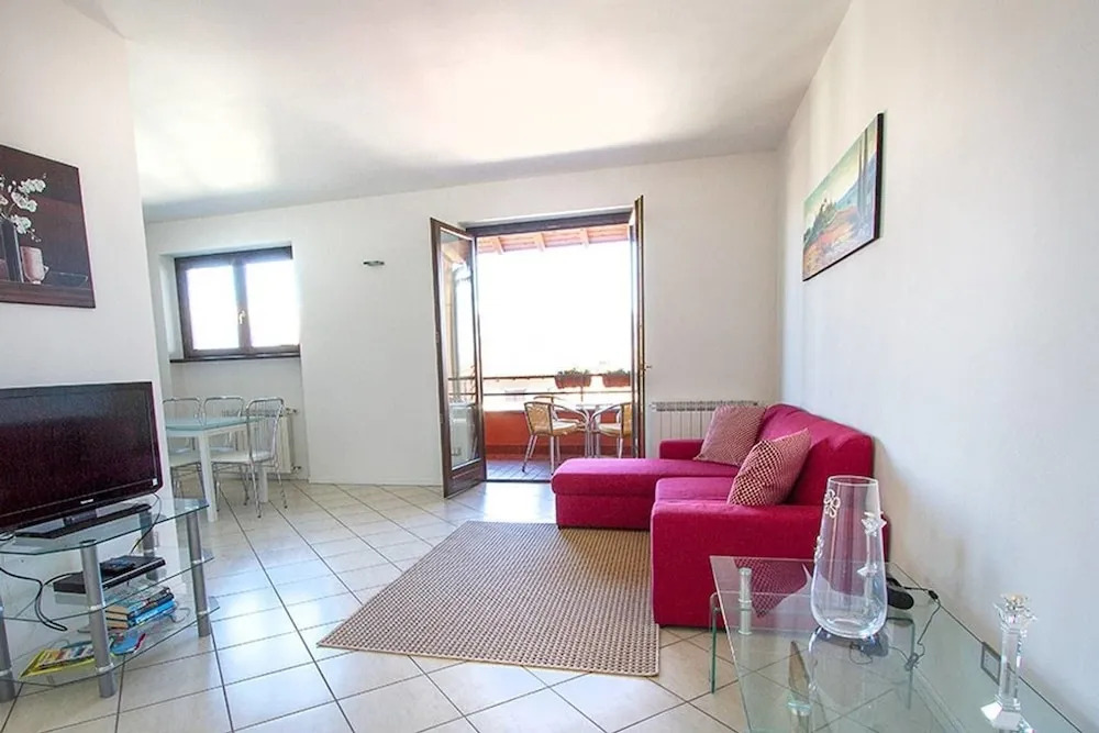 2 Bedroom Apartment near Stresa, Short Walk to Lakeside, Lake Views