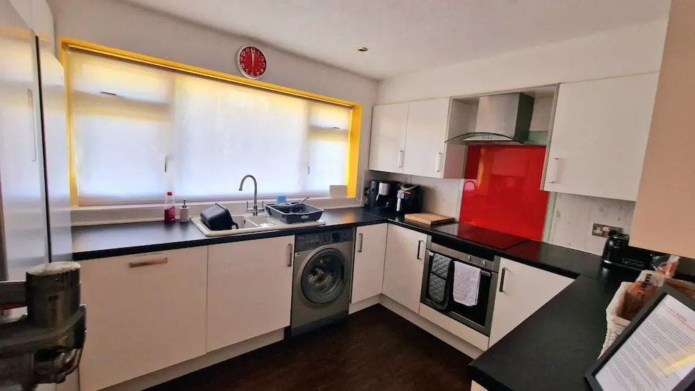 3 Bed House Stunning Views And Free Parking
