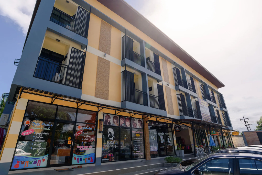 Petch Ranong at Town