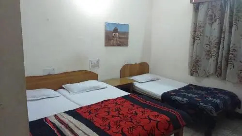 HOTEL YOGI LODGE