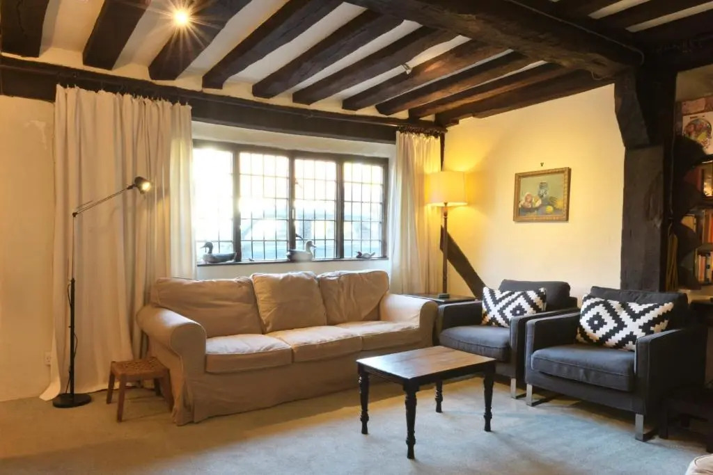 The Bell House - 500 year old town house in quiet country village