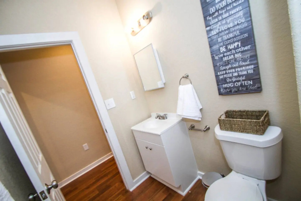 Hackberry St #A Renovated 2BR/2BA Near Downtown