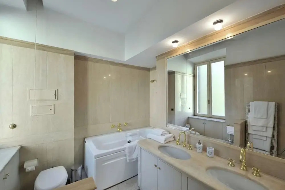 Stylish and Chic 4 Bed/3 Bath in a Great Area