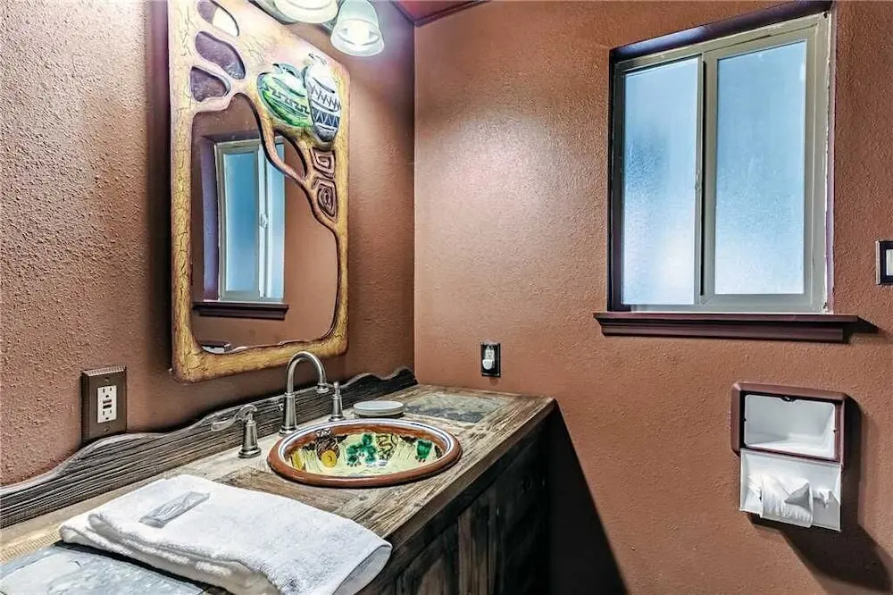 Mustang Hideaway - Three Bedroom Cabin