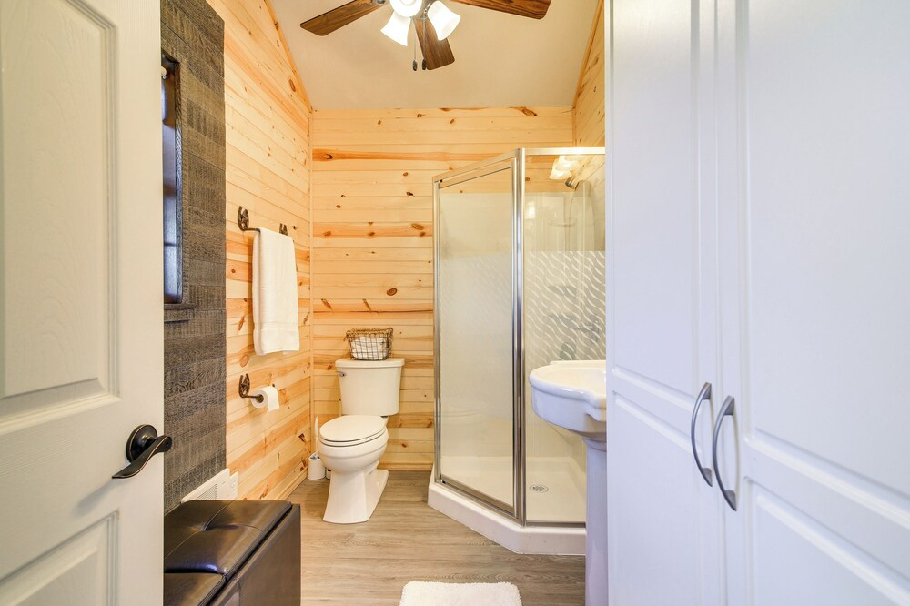 Ranch Cabin w/ Decks, 10 Mi to Fredericksburg