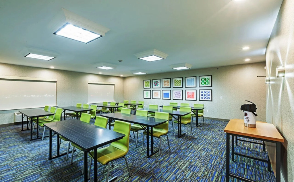 Holiday Inn Express & Suites Tulsa S Broken Arrow Hwy 51 by IHG