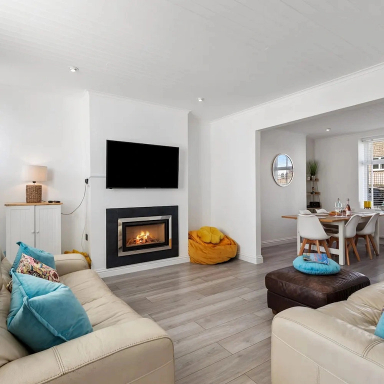 Comfrey Cottage - Lovely Cottage Near the Beach